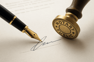 עט חותם על מסמך רשמי עם חותמת נוטריון בהקשר של הסכם ממון לפני נישואין