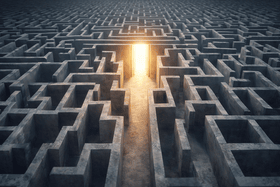 מבוך מורכב שבקצהו דלת מוארת המסמלת יציאה מסבך משפטי בעזרת עורך דין גירושין מורכבים